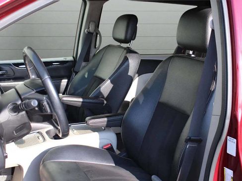 Used 2019 Dodge Grand Caravan SXT image 9