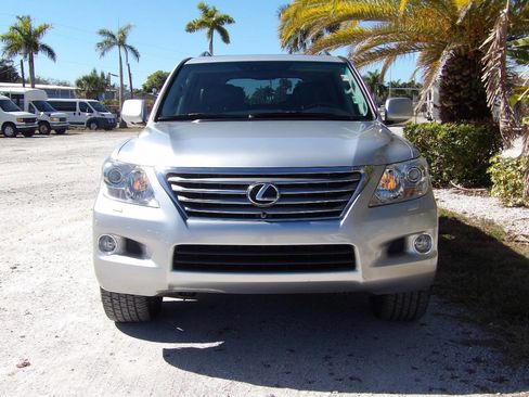 Used 2011 Lexus LX 570 Base AWD 4dr SUV image 11