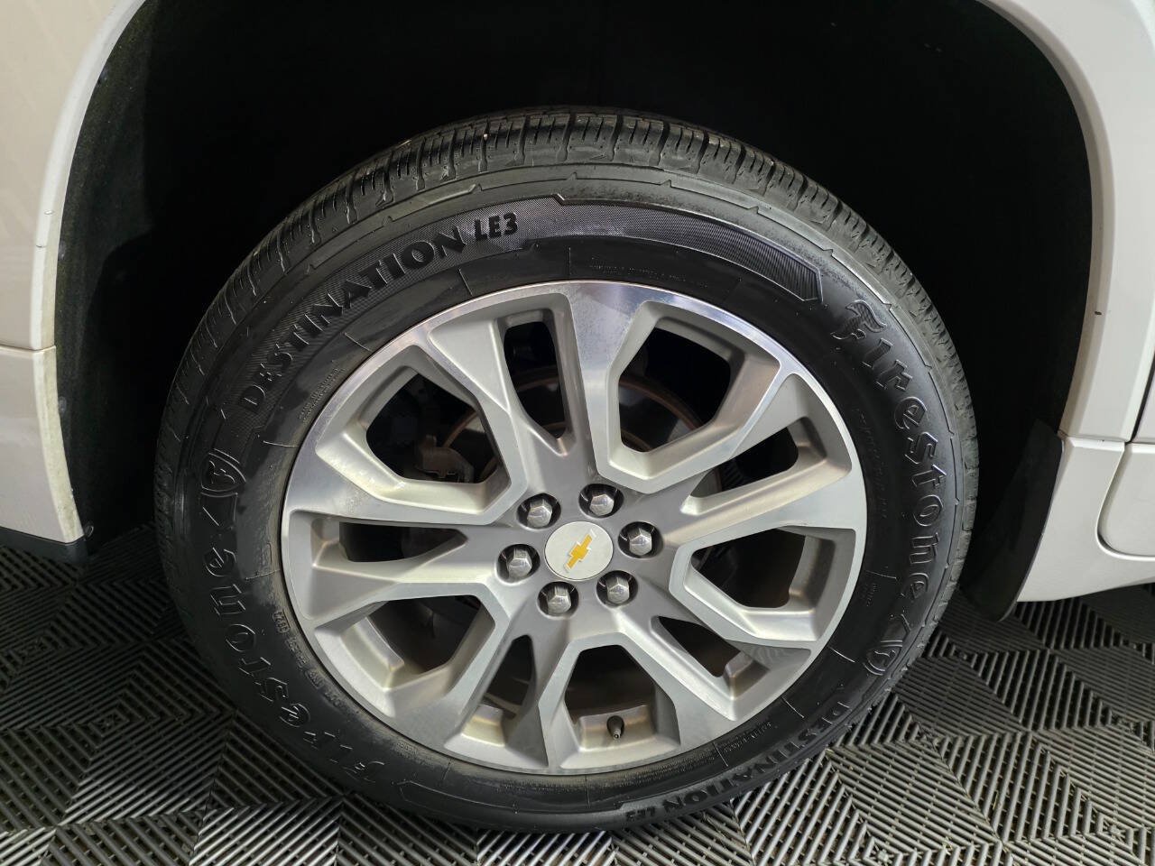 Used 2018 Chevrolet Traverse Premier w/ Driver Confidence II Package FWD image 36