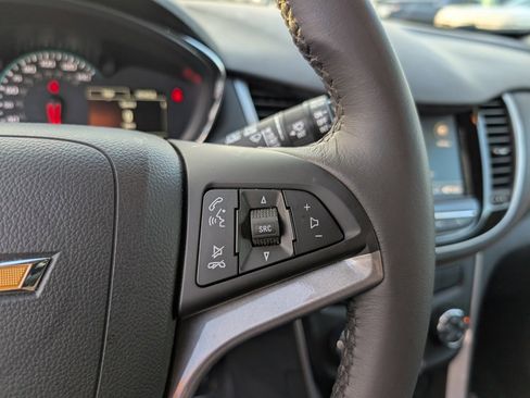 Used 2022 Chevrolet Trax LT w/ LT Convenience Package image 13