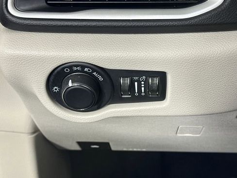 Used 2023 Chrysler Voyager LX image 19