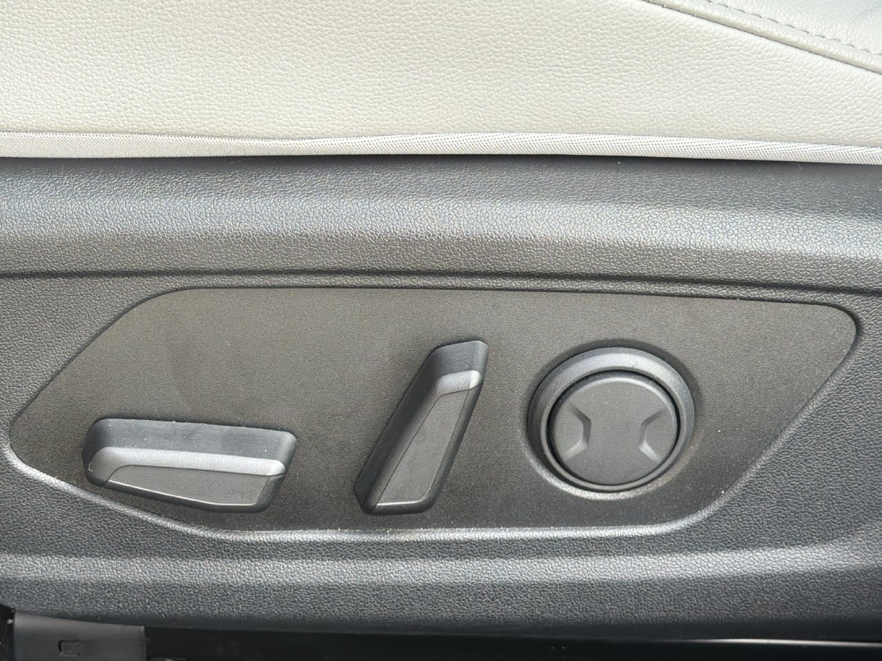 Used 2025 Hyundai Elantra Limited FWD image 18