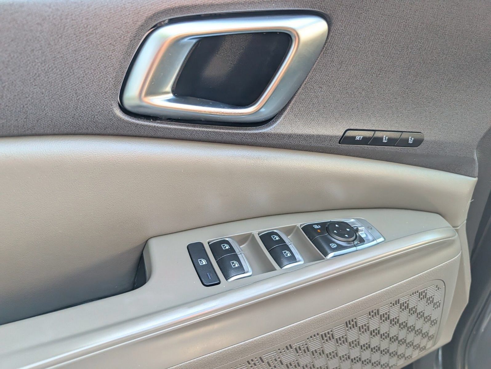 Used 2025 Kia Carnival EX FWD image 25
