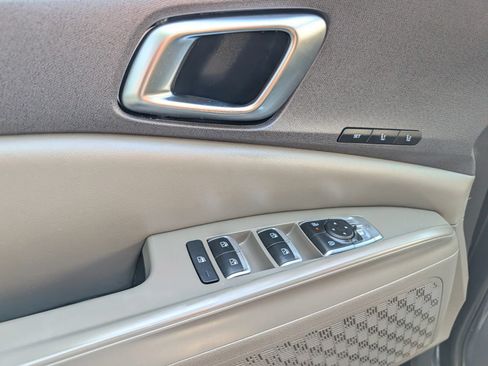 Used 2025 Kia Carnival EX FWD image 25