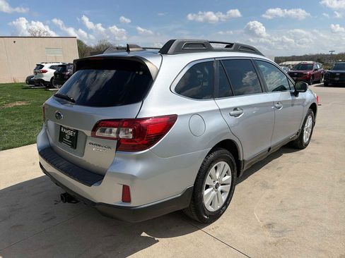 Used 2017 Subaru Outback 2.5i Premium image 6