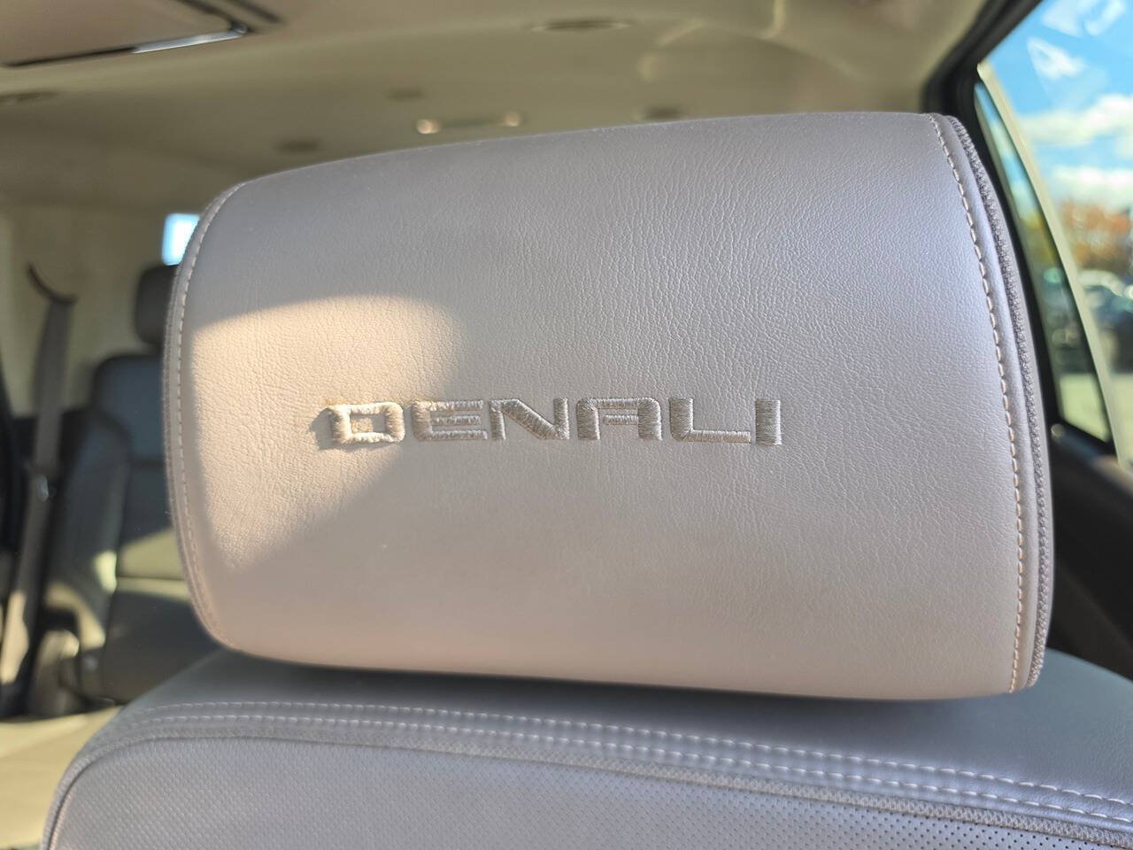 Used 2015 GMC Yukon Denali w/ Touring Package AWD/4WD image 90