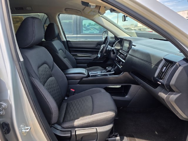 Used 2025 Nissan Pathfinder SV FWD image 44