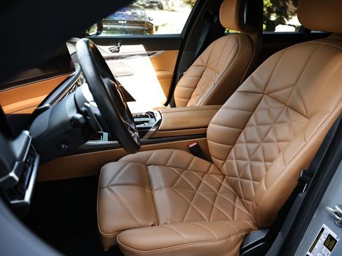 Used 2023 BMW 740i w/ Parking Assistance Package RWD image 20