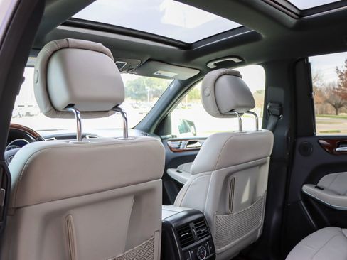 Used 2015 Mercedes-Benz GL 550 4MATIC image 33