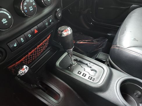 Used 2018 Jeep Wrangler Rubicon AWD/4WD image 27