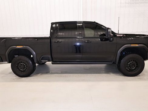 Used 2024 GMC Sierra 2500 AT4X w/ AT4X AEV Edition image 2