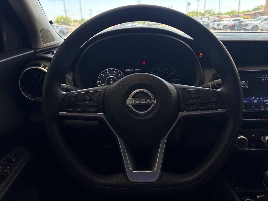 Used 2023 Nissan Kicks SV FWD image 3