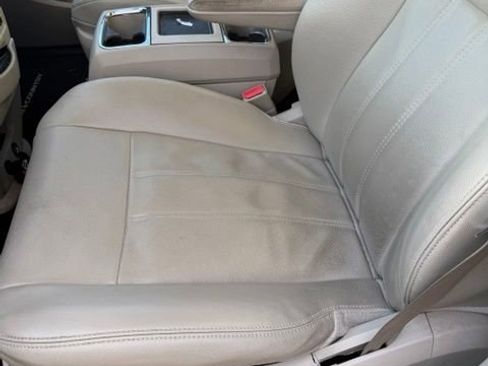 Used 2013 Chrysler Town & Country Touring FWD image 3