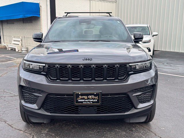Used 2023 Jeep Grand Cherokee Altitude AWD/4WD image 2