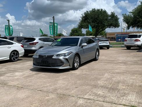 Used 2019 Toyota Avalon XLE w/ Moonroof Package FWD image 4