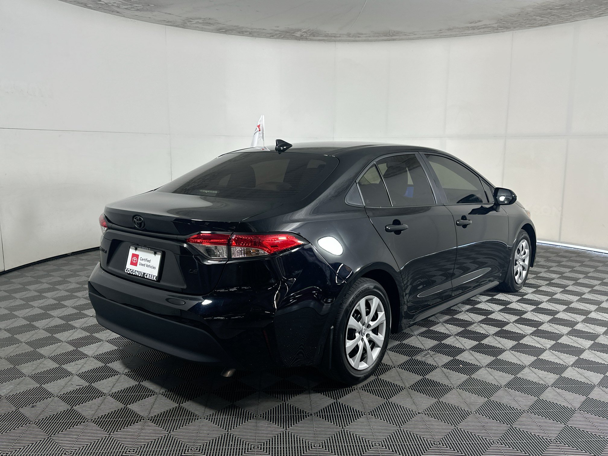 Used 2025 Toyota Corolla LE FWD image 3
