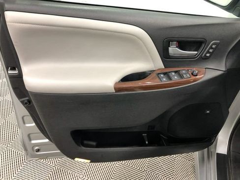 Used 2019 Toyota Sienna Limited Premium AWD/4WD image 12