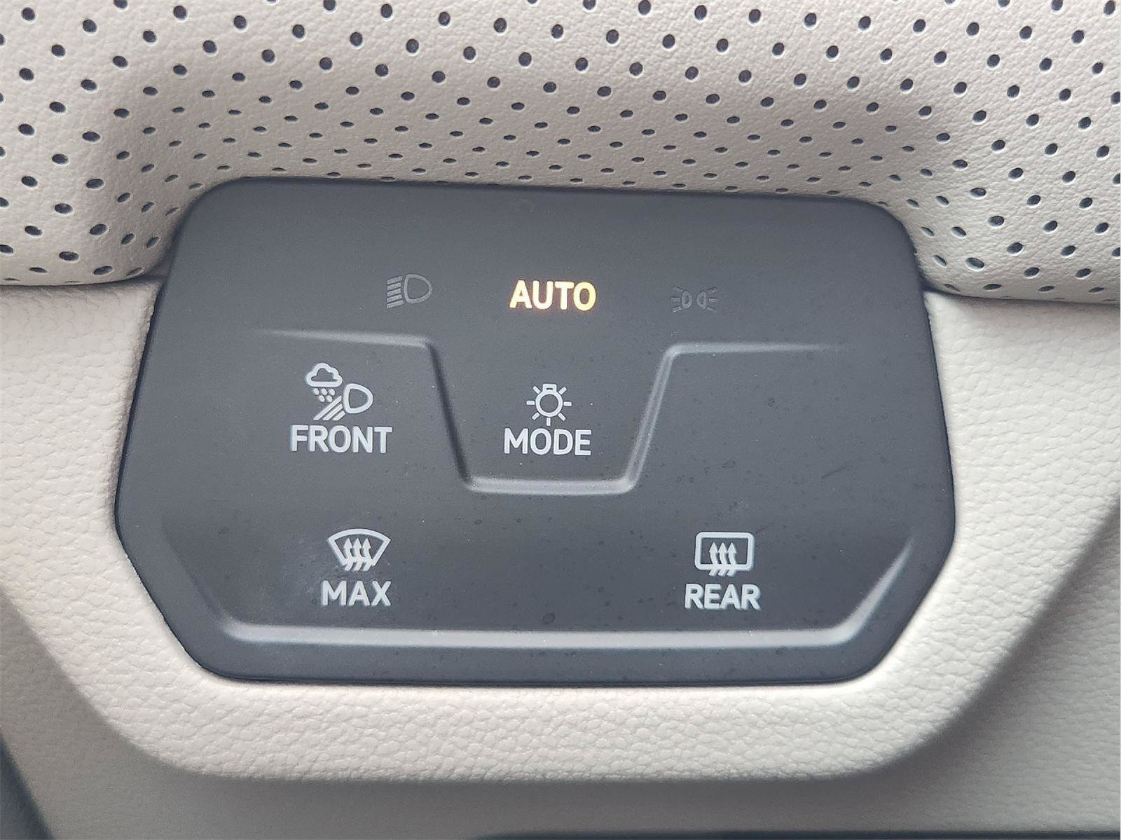 Used 2024 Volkswagen Atlas SE w/ Black Wheel Package FWD image 22