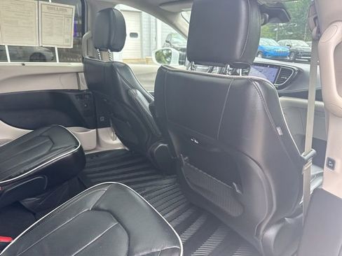 Used 2022 Chrysler Pacifica Limited AWD/4WD image 34