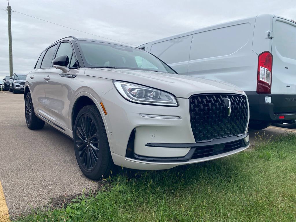 Used 2023 Lincoln Corsair Reserve w/ Equipment Group 202A AWD/4WD image 4