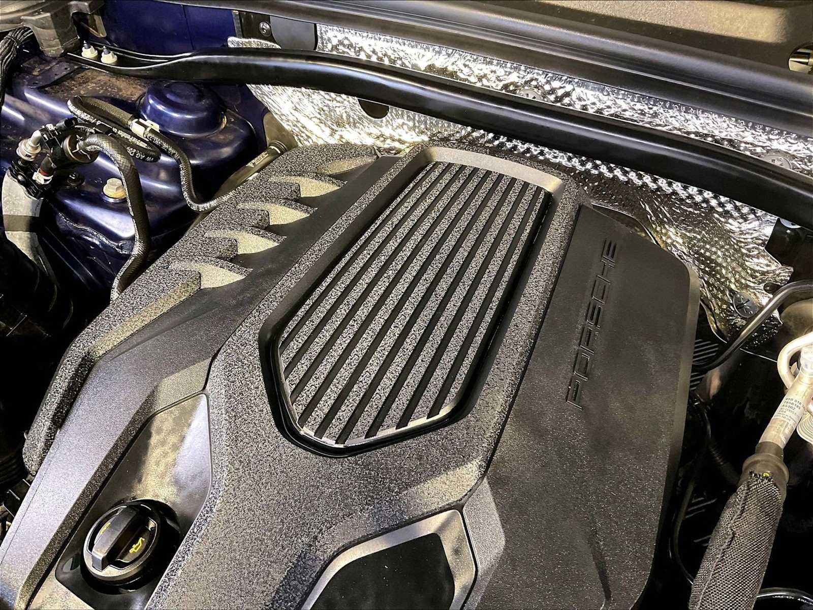 Certified 2023 Porsche Macan AWD/4WD image 33