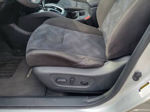 Used 2015 Nissan Rogue SV FWD image 22