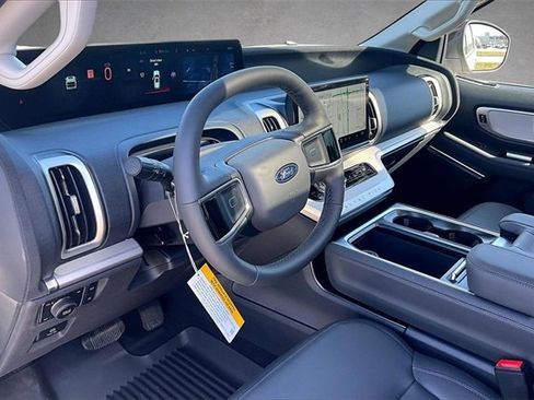 New 2026 Ford Expedition Active image 6