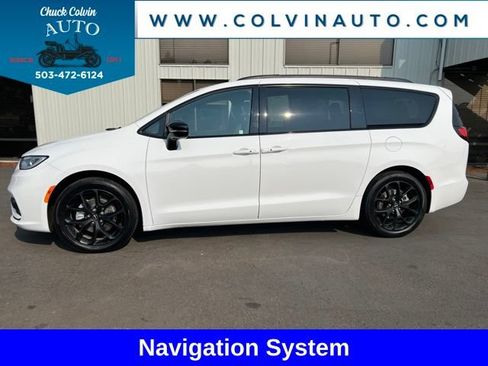 Used 2025 Chrysler Pacifica Limited FWD image 1