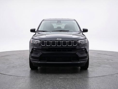 Used 2025 Jeep Compass Latitude AWD/4WD image 2