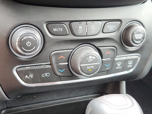 Certified 2019 Jeep Cherokee Limited AWD/4WD image 16
