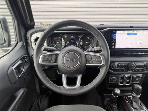 Used 2025 Jeep Wrangler Unlimited Sahara w/ Safety Group AWD/4WD image 25