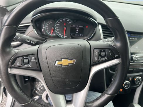 Used 2018 Chevrolet Trax LT w/ LT Convenience Package FWD image 12