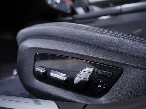 Used 2022 BMW 740i w/ M Sport Package image 18