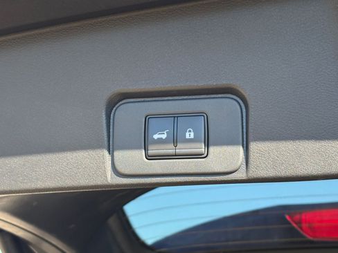 Used 2025 Nissan Rogue SV image 23