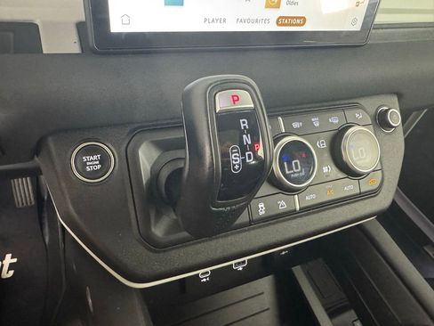 Used 2023 Land Rover Defender 90 X-Dynamic SE image 21