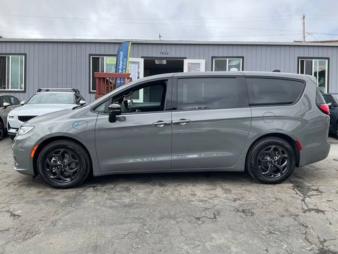 Used 2023 Chrysler Pacifica Limited w/ S Appearance Package FWD image 5