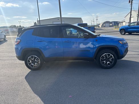 Used 2025 Jeep Compass Trailhawk AWD/4WD image 2