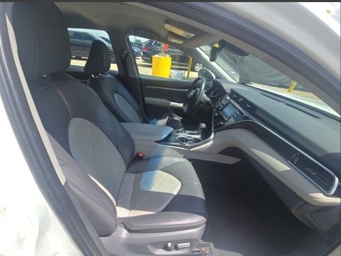 Used 2018 Toyota Camry XLE image 17