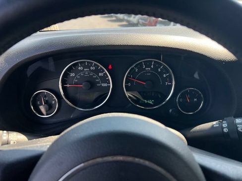 Used 2018 Jeep Wrangler Sahara w/ Connectivity Group AWD/4WD image 15