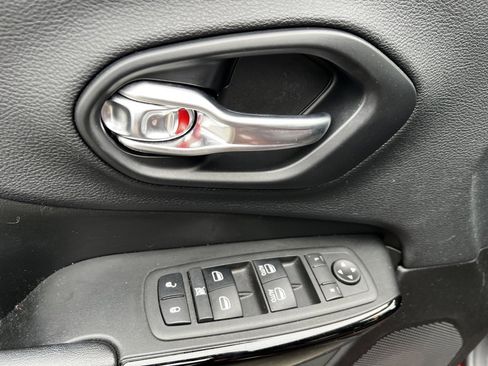 Used 2019 Jeep Cherokee Latitude Plus image 13