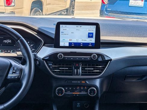 Used 2022 Ford Escape SE w/ SE Sport Appearance Package FWD image 16