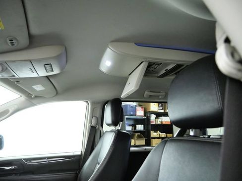 Used 2013 Chrysler Town & Country Touring-L w/ Driver Convenience Group FWD image 18