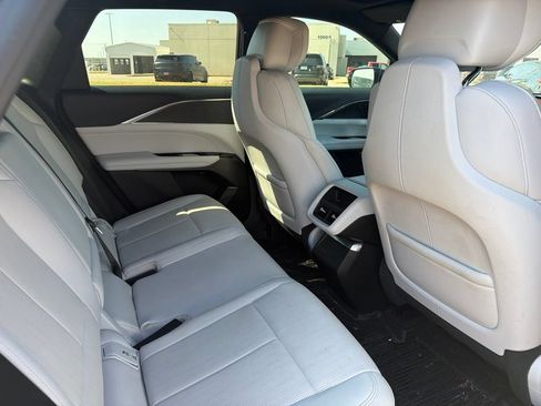 Used 2024 Cadillac Lyriq Luxury AWD/4WD image 8