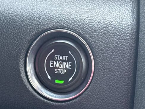 Certified 2025 GMC Acadia Elevation AWD/4WD image 17