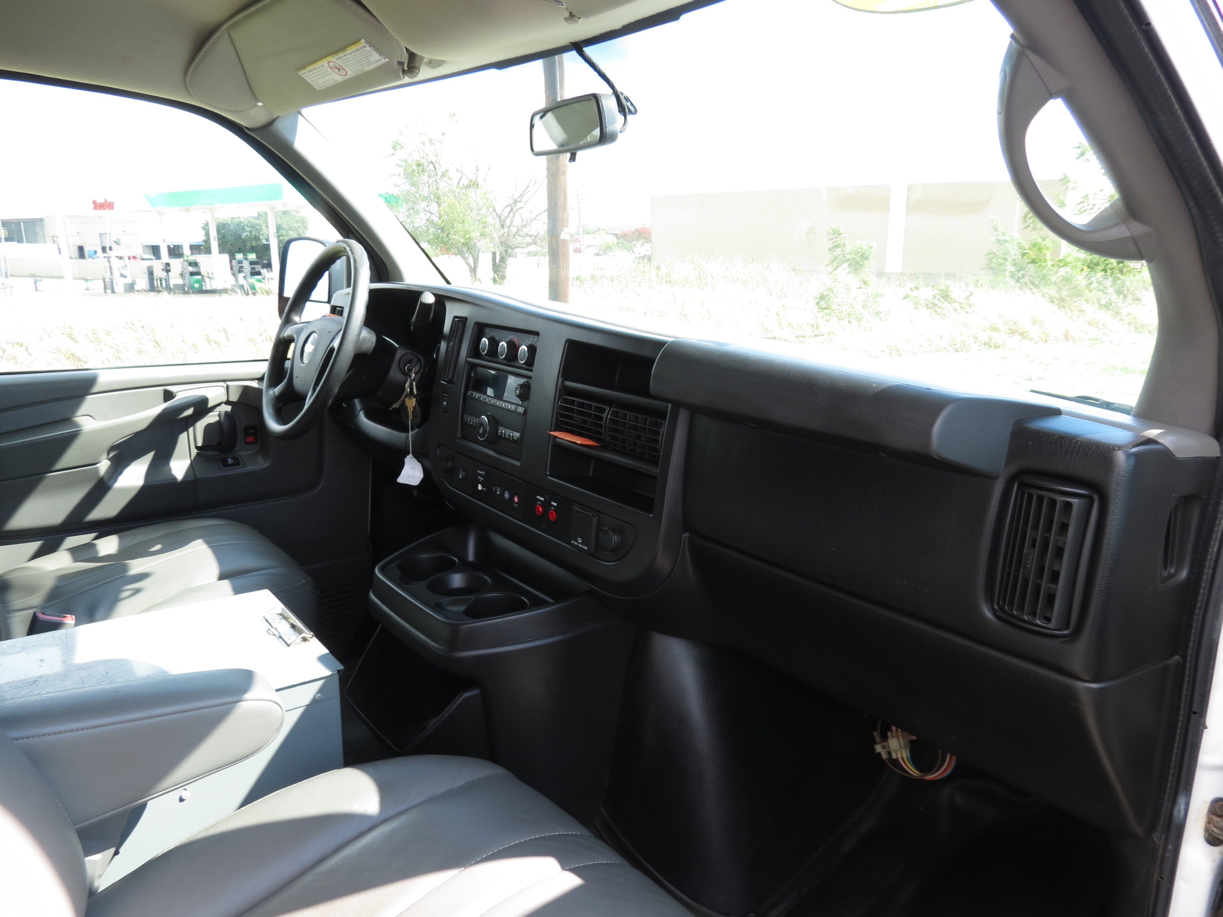 Used 2015 Chevrolet Express 2500 RWD image 23