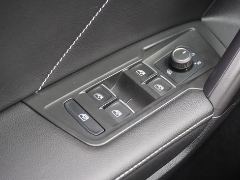 Used 2022 Volkswagen Tiguan SE FWD image 16