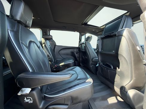 Used 2020 Chrysler Pacifica Limited FWD image 35