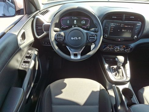 Used 2025 Kia Soul LX w/ LX Technology Package FWD image 11