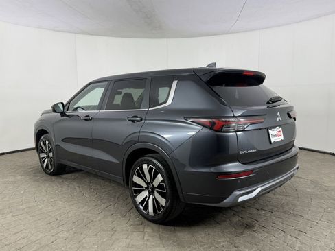 Used 2025 Mitsubishi Outlander AWD image 5