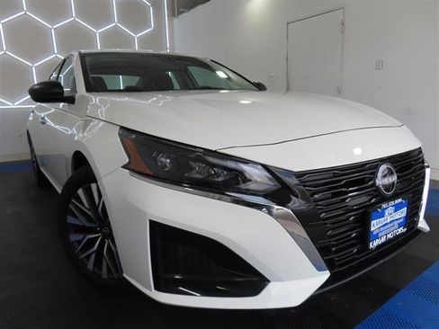 Used 2025 Nissan Altima 2.5 SV FWD image 2